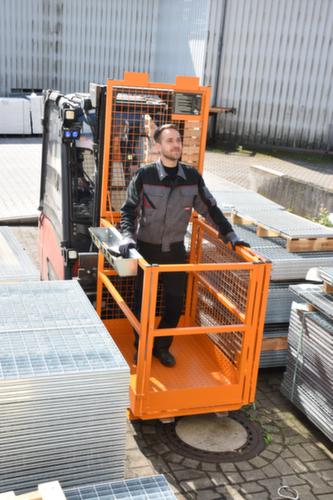 Bauer Arbeitsbühne MB-II, Ausführung DE, RAL2000 Gelborange, Einfahrmöglichkeit Von der Breit- und Schmalseite