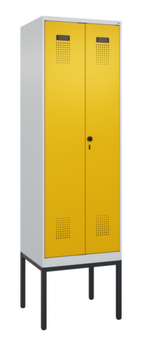 C+P Schwarz-Weiß-Spind Evolo PLUS mit Doppelabteil und Fußgestell