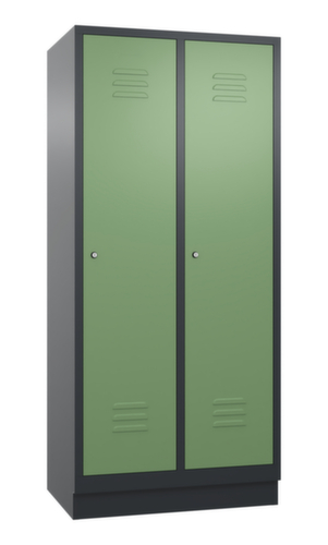 C+P Garderobenschrank Classic mit 2 Abteilen + Mitteltrennwand + Türen geschlitzt, Abteilbreite 400 mm