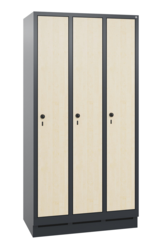 C+P Garderobenschrank Evolo mit 3 Abteilen + Dekortüren, Abteilbreite 300 mm