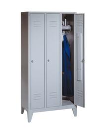 C+P Garderobenschrank Classic mit Lüftungsschlitzen und 3 Abteilen, Abteilbreite 300 mm