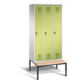 C+P Umkleideschrank Evolo mit untergebauter Sitzbank + 3 Abteile, Abteilbreite 300 mm