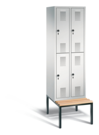 C+P Doppelstöckiger Umkleideschrank Evolo mit untergebauter Sitzbank + 2x2 Abteile, Abteilbreite 300 mm