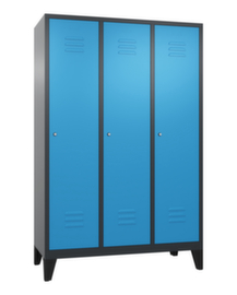 C+P Garderobenschrank Classic mit Lüftungsschlitzen und 3 Abteilen, Abteilbreite 400 mm