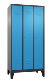 C+P Garderobenschrank Classic mit Lüftungsschlitzen und 3 Abteilen, Abteilbreite 300 mm