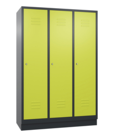 C+P Garderobenschrank Classic mit 3 Abteilen + Mitteltrennwand Türen geschlitzt, Abteilbreite 400 mm