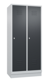 C+P Garderobenschrank Classic mit 2 Abteilen + Mitteltrennwand + Türen geschlitzt, Abteilbreite 400 mm