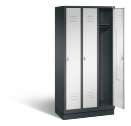 C+P Garderobenschrank Classic mit Lüftungsschlitzen und 3 Abteilen, Abteilbreite 300 mm