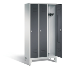 C+P Garderobenschrank Classic mit Lüftungsschlitzen und 3 Abteilen, Abteilbreite 300 mm