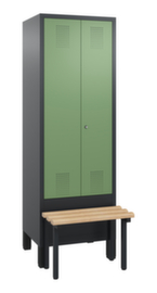 C+P Umkleideschrank Evolo mit vorgebauter Sitzbank + 2 Abteile gemeinsam verschließbar, Abteilbreite 300 mm
