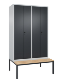 C+P Umkleideschrank Evolo mit untergebauter Sitzbank + 4 Abteile je 2 gemeinsam verschließbar, Abteilbreite 300 mm