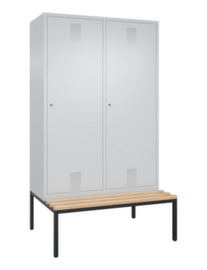 C+P Umkleideschrank Evolo mit untergebauter Sitzbank + 4 Abteile je 2 mit 1 Tür, Abteilbreite 300 mm