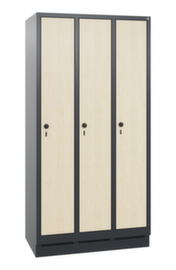 C+P Garderobenschrank Evolo mit 3 Abteilen + Dekortüren, Abteilbreite 300 mm