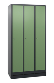 C+P Garderobenschrank Evolo mit 3 Abteilen - Türen glatt, Abteilbreite 300 mm