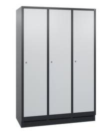 C+P Garderobenschrank Evolo mit 3 Abteilen - Türen glatt, Abteilbreite 400 mm