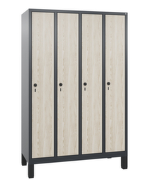 C+P Garderobenschrank Evolo mit 4 Abteilen + Dekortüren, Abteilbreite 300 mm