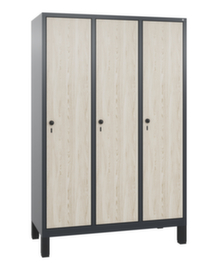 C+P Garderobenschrank Evolo mit 3 Abteilen + Dekortüren, Abteilbreite 400 mm