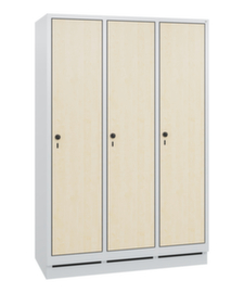 C+P Garderobenschrank Evolo mit 3 Abteilen + Dekortüren, Abteilbreite 400 mm