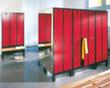 C+P Doppelstöckiger Umkleideschrank Evolo lichtgrau mit untergebauter Sitzbank + 4x2 Abteile + Dekortüren, Abteilbreite 400 mm