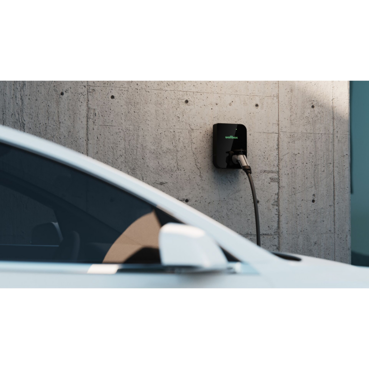 Wallbox E-Auto-Ladestation Copper SB mit integrierter Steckdose Milieu 1 ZOOM