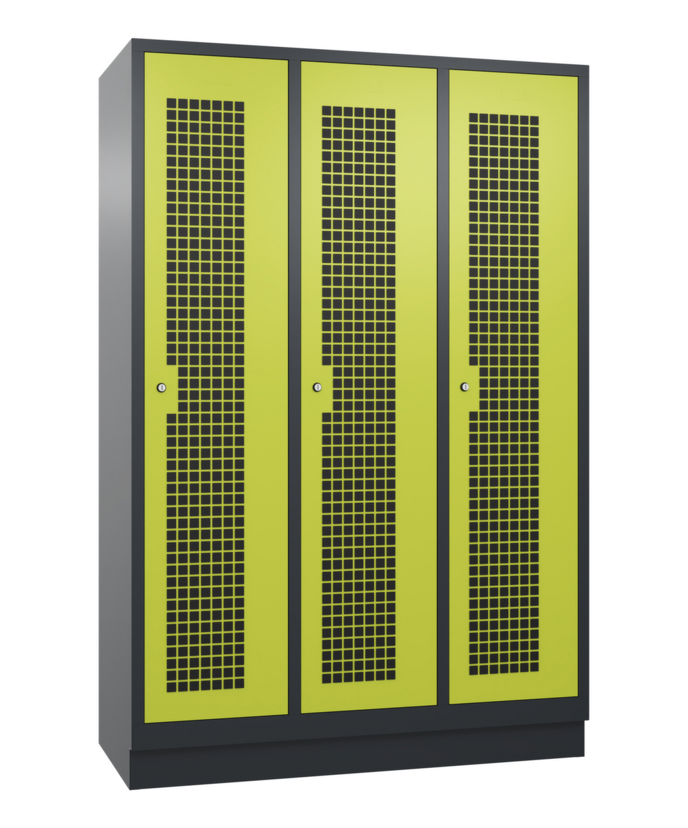 C+P Garderobenschrank Classic mit 3 Abteilen + Mitteltrennwand + Türen gelocht, Abteilbreite 400 mm