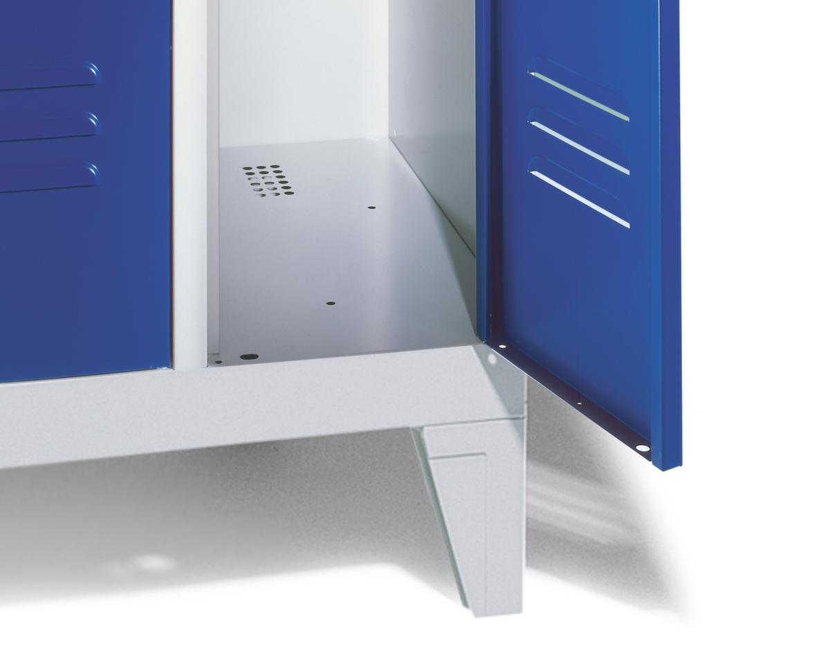 C+P Garderobenschrank Classic mit 3 Abteilen + Mitteltrennwand + Türen gelocht, Abteilbreite 400 mm Detail 4 ZOOM