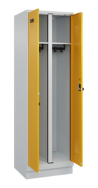 C+P Schwarz-Weiß-Spind Evolo PLUS mit Doppelabteil und Sockel