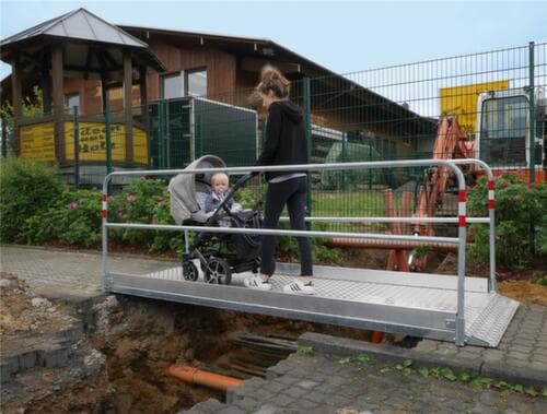 Schake Grabenbrücke mit Trittfläche aus Aluminium, Länge x Breite 2200 x 1000 mm